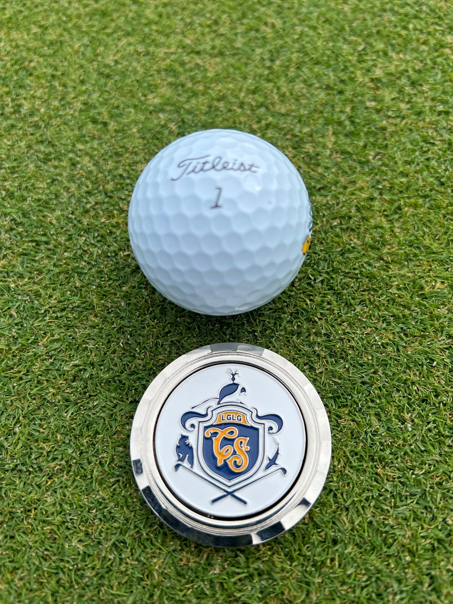 The Chasing Scratch Ball Marker - Family Crest