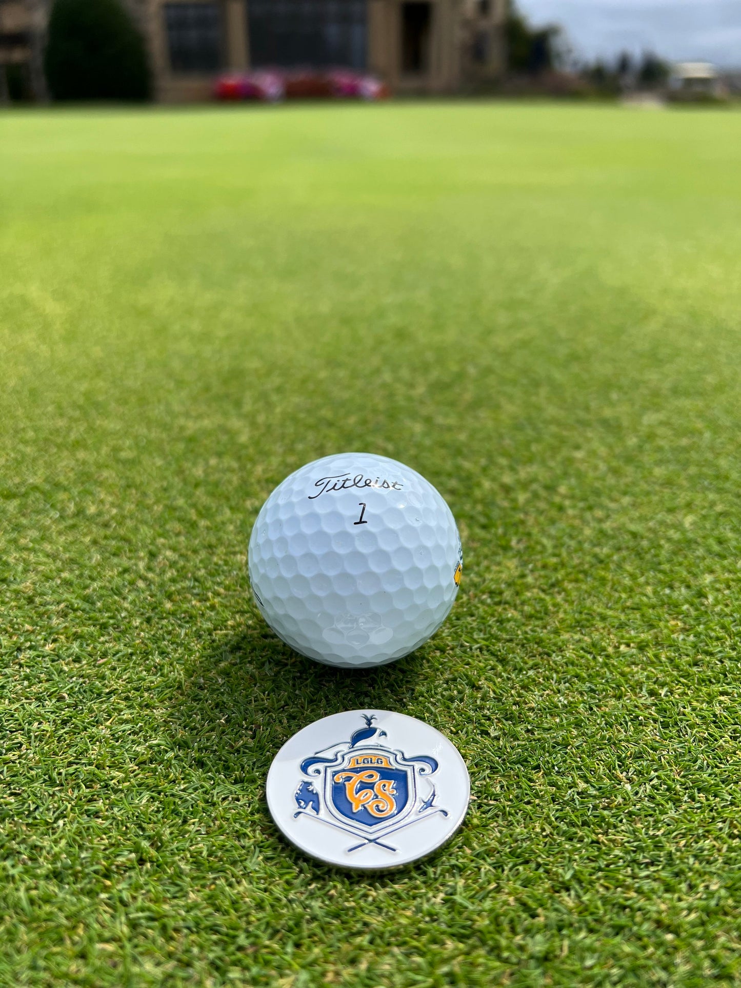 The Chasing Scratch Ball Marker - Family Crest